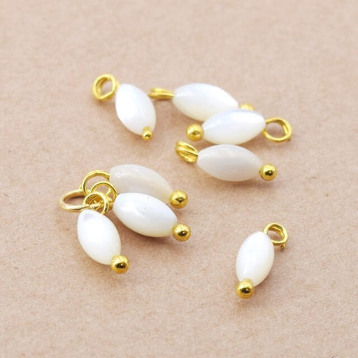Perles en coquille nacrée, vendu au fil d'environ 75 perles. Brin